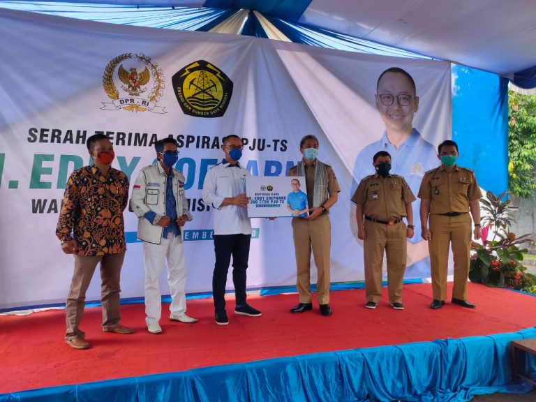 Lagi Reses, Eddy Soeparno Serahkan Bantuan PJU-TS di Kota Bogor