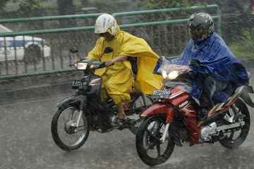 Hujan, Hindari Pakai Jas Hujan Ponco ya Guys!