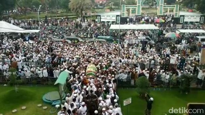Subhanallah…Pelayat Menyemut di Pemakaman Habib Hasan Assegaf Pasuruan