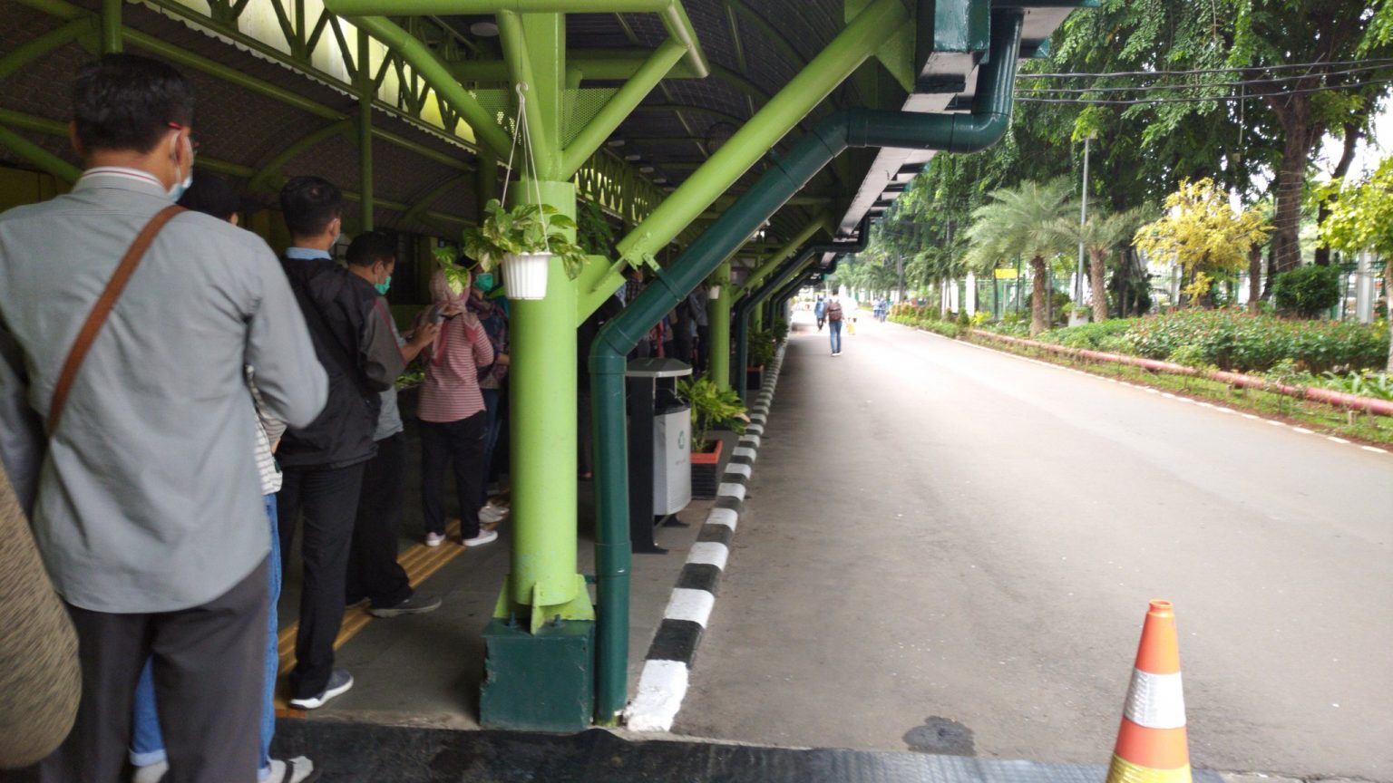 Mau Rapid Test Antigen di Stasiun Gambir Antrenya Masyaalah...