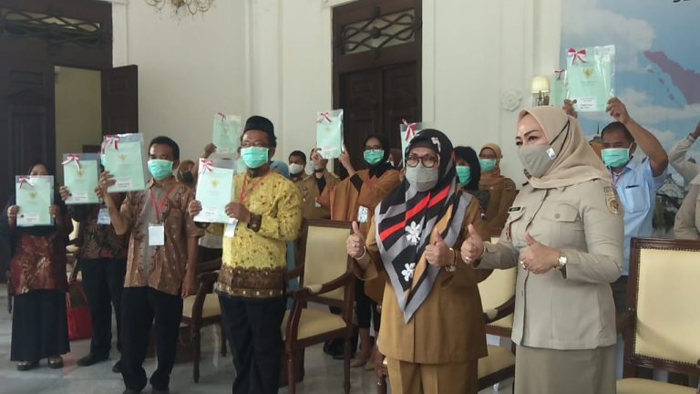 Jokowi Serahkan 584.407 Sertifikat Tanah di 26 Provinsi secara Virtual