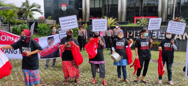 Emak-emak Bersatu Bawa Panci Gedor Kantor KPK, Minta Koruptor Bansos Dihukum Mati