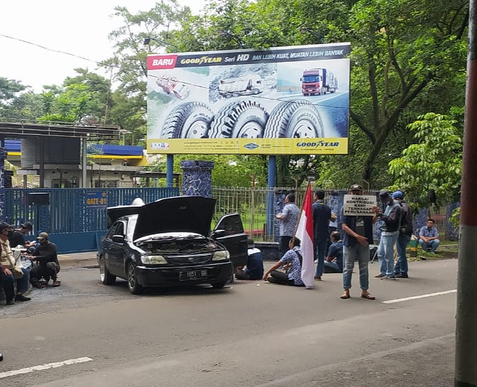 Minta Hak Upah, Buruh PT Goodyear Indonesia Tbk Demo