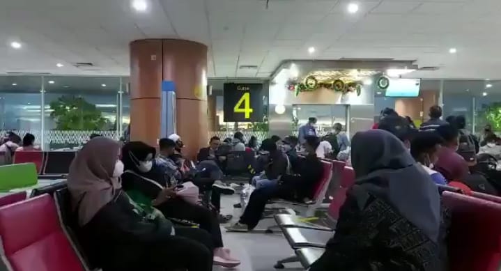 Bandara Supadio Pontianak Diserbu Keluarga Penumpang Pesawat Sriwijaya