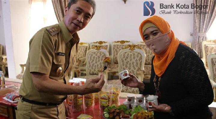 Perumda BPR Bank Kota Bogor Menyerahkan Bantuan CSR Kepada UMKM Juara Kota Bogor