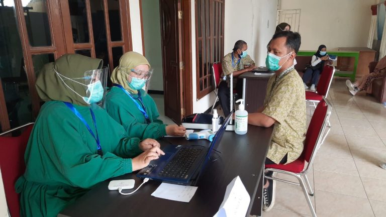 Puluhan Tenaga Kesehatan RS Islam Bogor Jalani Vaksinasi
