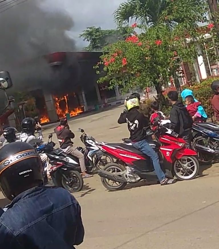 BREAKING NEWS: SPBU Putat Nutug Kebakaran, Lihat Fotonya di Sini