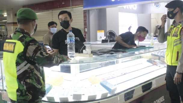 Team Gabungan Mencari Pelanggar PPKM di Mall Jambu Dua