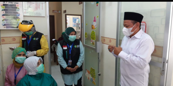 Politisi Gerindra Azis Muslim Pantau Vaksinasi di Puskesmas Warung Jambu