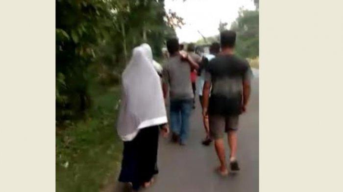 TNI-Polri Bareng Warga Pikul Jenazah Pakai Tandu Sejauh 30 Kilometer