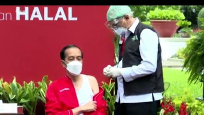 Gaya Santai Jokowi Pakai Kaos Singlet saat Disuntik Vaksin Kedua