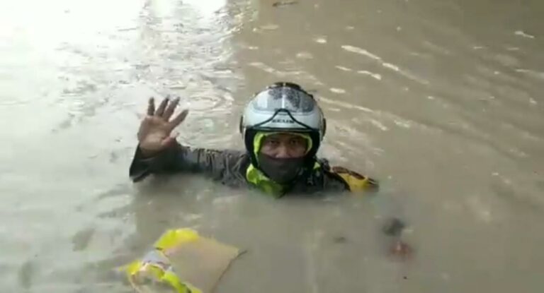 Air Setinggi Leher, Warganet: di Semarang Disebut Genangan, di Jakarta Baru Banjir
