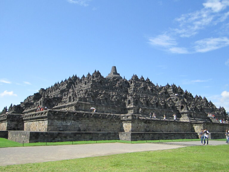 Fakta Candi Borobudur yang Menampung Terlalu Banyak Pengunjung