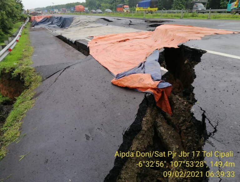 Awas, KM 122+400 Tol Cipali Amblas, Polisi Berlakukan Contraflow