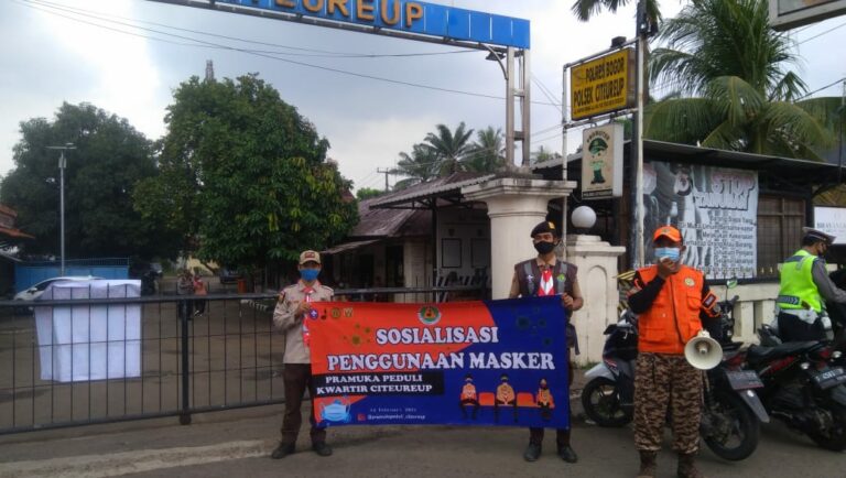 Bantu Pemerintah, Kwartir Ranting Kecamatan Citeureup Bagikan 800 Masker