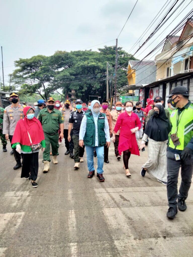 Susuri Sungai Cileungsi, Bupati Bogor Minta Warga Gotong-Royong