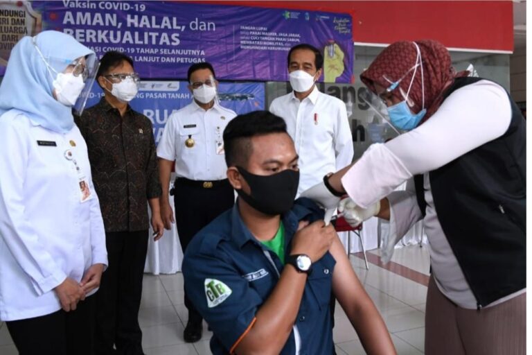 Presiden Jokowi Sidak Vaksinasi Massal Pedagang Pasar