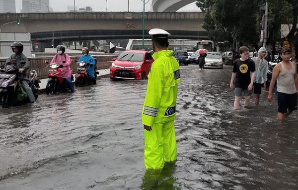 Cuitan Polda Metro Jaya Disindir Warganet:  Genangan Atau Banjir Pak!