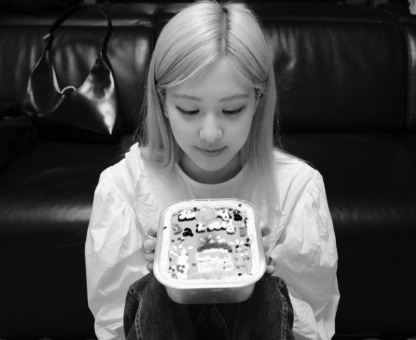
 Tangkapan Layar Rose yang mengunggah fotonya sedang memegang kue ulang tahun yang ke - 25, pada hari Kamis, 11 Februari 2021. (Shandra/Bogordaily.net).