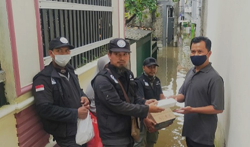 Hasmi Berikan Sembako untuk Korban Banjir Jakarta
