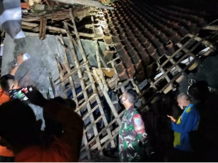Jangan Salahkan Hujan, 1 Atap Rumah di Katulampa Bogor Ambruk, Kenapa?
