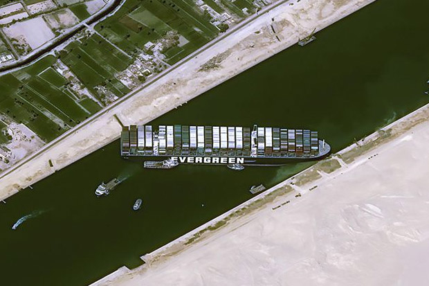 Waduh, Kapal Raksasa Tersangkut di Terusa Suez Menutup Akses Kapal Lain