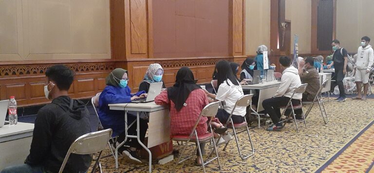 Ini Anjuran Ketika Setelah Vaksinasi Covid-19 Mengalami Demam atau Pusing