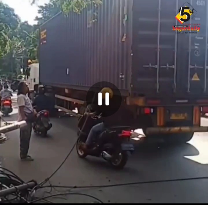 Waw, Truk Tronton Tabrak Tiang PLN Sampai Juntai ke Badan Jalan Ahmad Yani Bogor