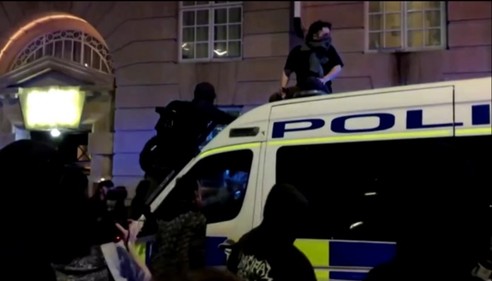 Inggris Rencana Batasi Aksi Demo, Polisi Patah Lengan Diamuk Demonstran Pos Dirusak