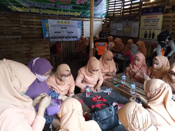 
 Kegiatan Produksi Masker kampung perca Sindang Sari Bogor Timur (Arsal/Bogordaily.net)