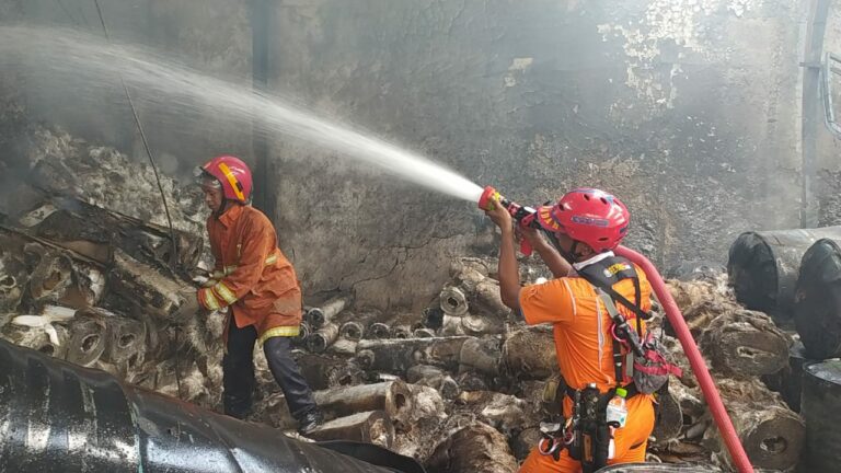 Pabrik Fiber Glass di  Bogor Terbakar, Terugian 700 Juta