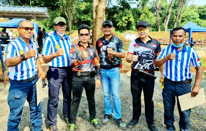 
 Brury Yakuza bersama peserta dari Persatuan Menembak dan Berburu Indonesia (Perbakin) Kota Bogor di Kejuaraan Nasional Menembak Kasau Cup 2021. (Istimewa/Bogordaily.net)