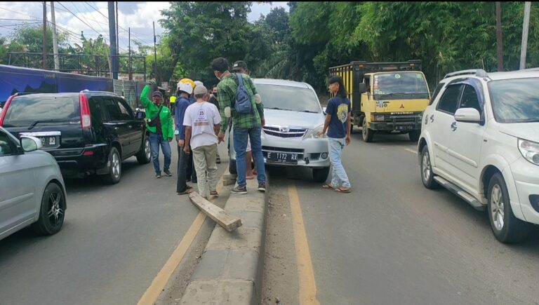 Gara-gara Motor, Mobil Xenia Tabrak Beton Trotoar di Parung Bogor Hingga Tank Oli Bocor