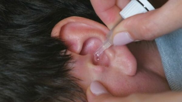 Apakah Menggunakan Obat Tetes Mata dan Telinga Membatalkan puasa? Berikut Penjelasannya