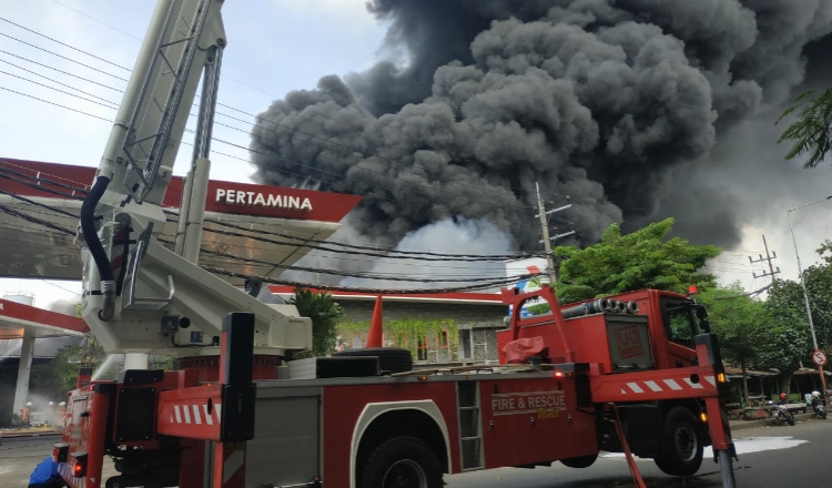 Pabrik Plastik di Surabaya Kebakaran, Asap Hitam Membumbung Tinggi