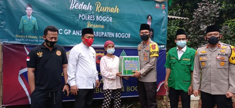 Jelang Ramadan, GP Ansor dan Polres Bogor Bedah Rumah di Gunungputri