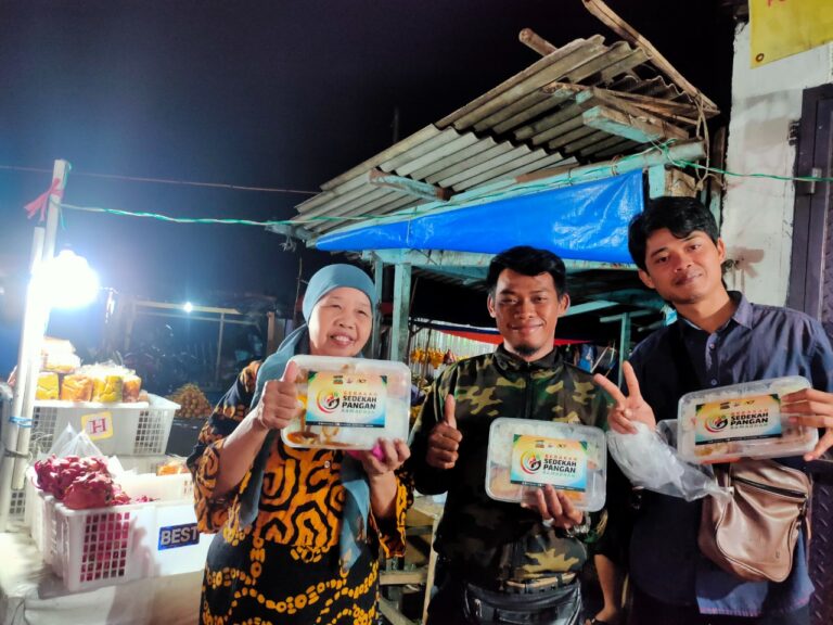 ACT dan Humanity Food Truck Temani Sahur Ratusan Pedagang di Pasar Parung