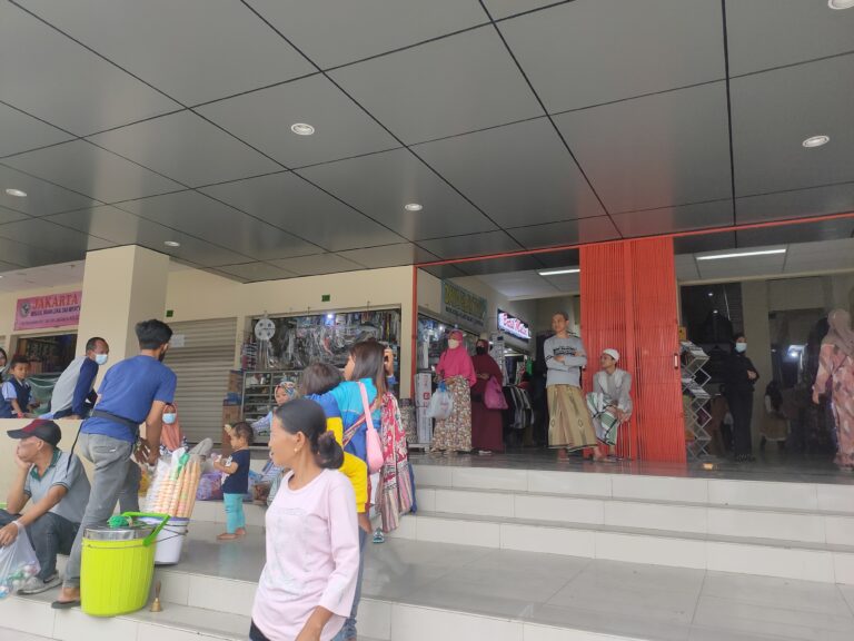 Bulan Ramadan, Pasar Blok F Diserbu Pengunjung yang Belanja Busana
