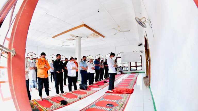 Haru, Kisah Presiden Jokowi Jadi Imam Salat Jumat di Masjid Lembata Lokasi Sekitar Banjir Bandang NTT