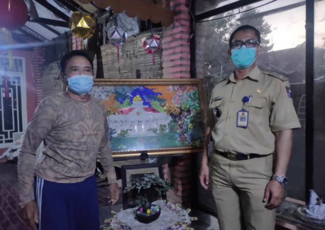 
 Seniman Pelukis Istana Bogor Menggunakan Sampah Plastik (Arsal/Bogordaily.net)