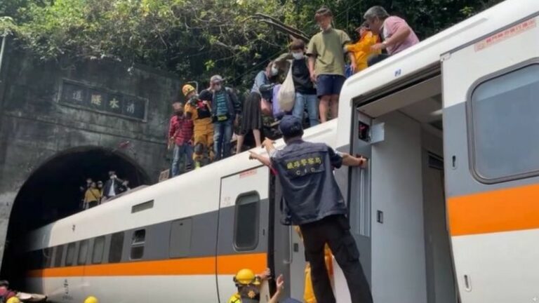 Kereta Api di Taiwan Kecelakaan, 48 Penumpang Tewas