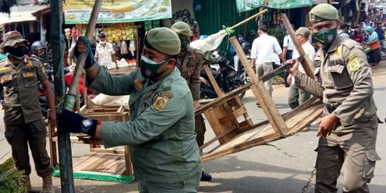 Satpol PP Kota Bogor Bongkar PKL Kawasan Cidangiang yang Berjualan di Trotoar