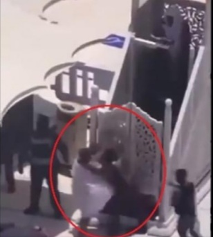 Petugas Keamanan Masjidil Haram Menahan Seorang Pria Bersenjata