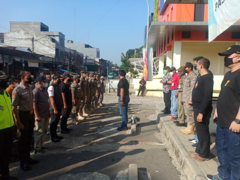Perumda Pasar Pakuan Jaya Bersihkan PKL Pasar Kebon Kembang
