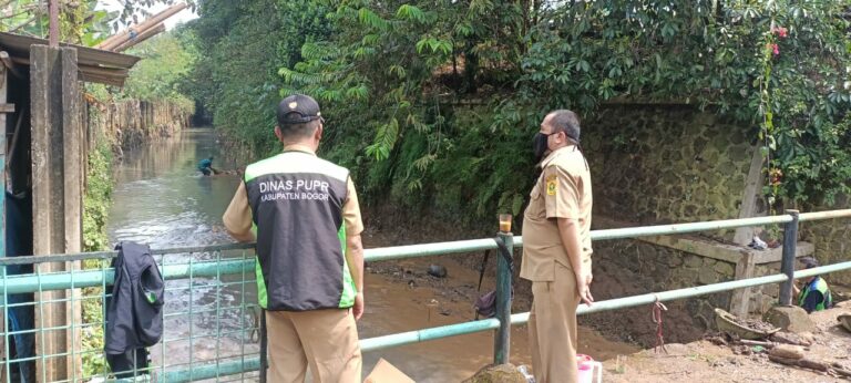 Sepanjang Sungai Cibeurem Dramaga Dipenuhi Bangli, Rumah RY Kebanjiran