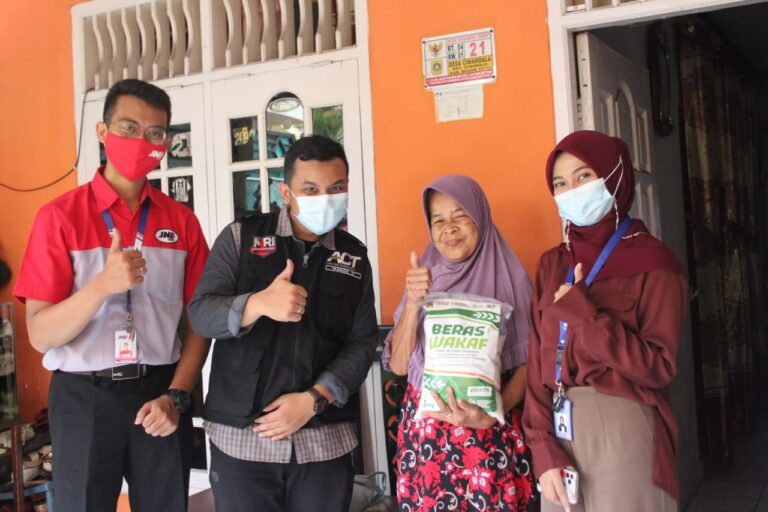 Bersama JNE, ACT MRI Bogor Distribusikan 300 Kg Beras