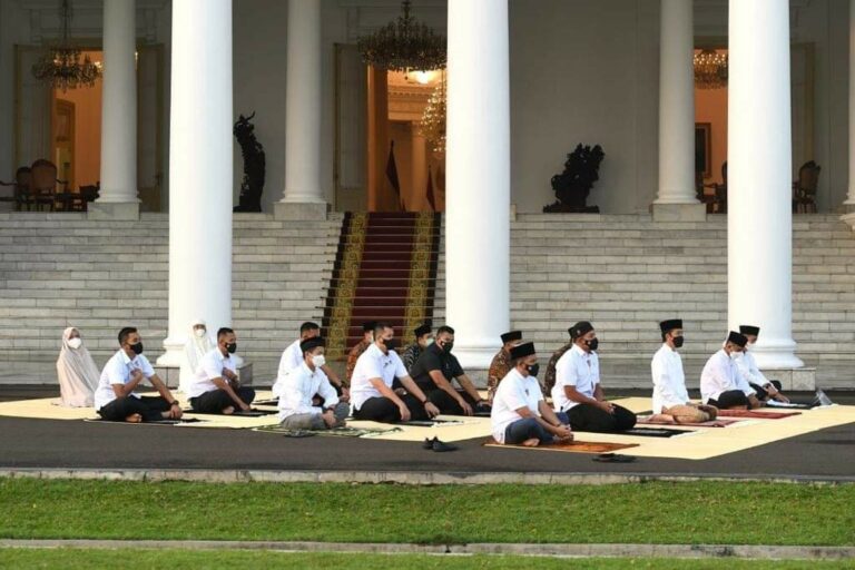 Presiden Jokowi dan Ibu Negara Shalat Idul Fitri di Halaman Istana Kepresidenan Bogor