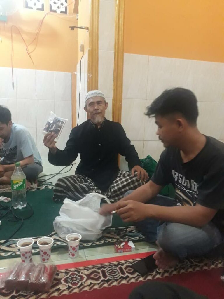 Devie P Sultani, Bagikan Paket Masker dan Handsanitizer kepada Jamaah di Mesjid