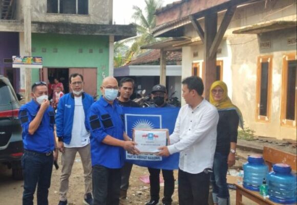 Ketua DPD PAN Kabupaten Bogor Beri Bantuan Kepada Warga Desa Rengasjajar yang Terdampak Banjir Bandang