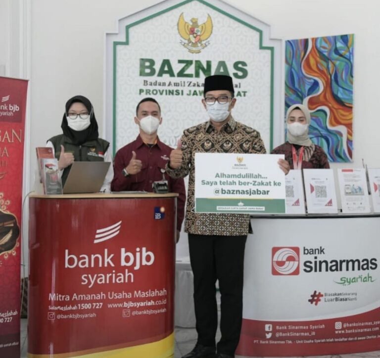 Ridwan Kamil Serahkan Zakat Lewat Baznas Jawa Barat